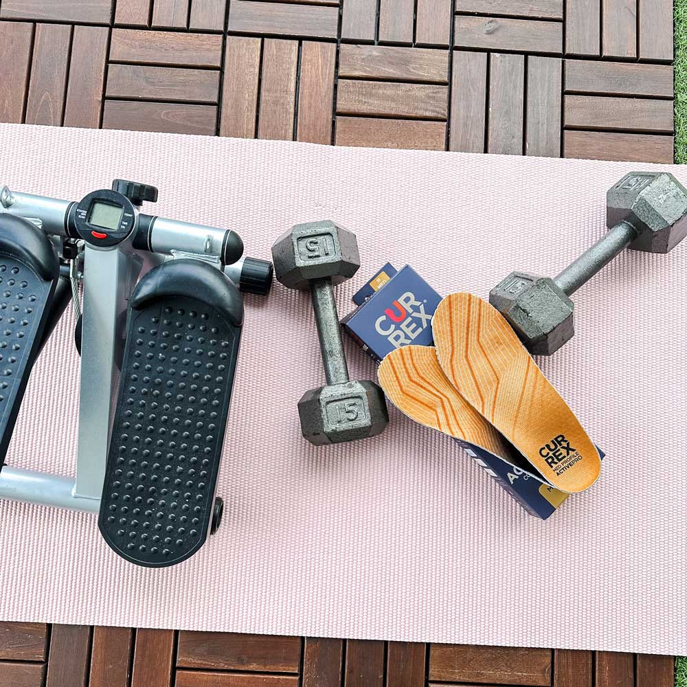 CURREX ACTIVEPRO insoles on yoga mat next to weights #profile_low