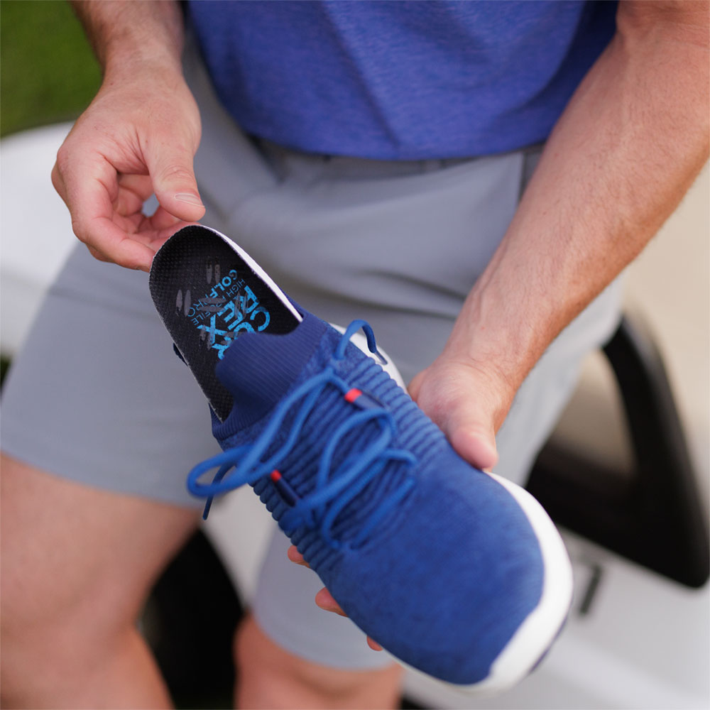 Man placing CURREX GOLFPRO high profile insole into blue shoe #profile_high